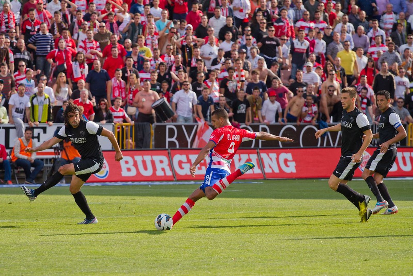 El Arabi disparando a puerta en un duelo ante el Málaga.