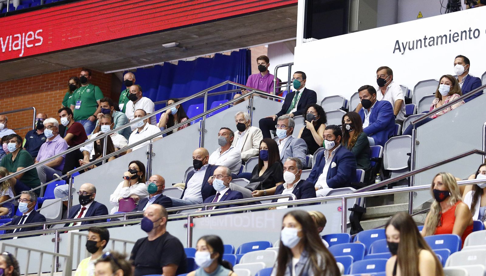 López Nieto y De la Torre, en el palco del Carpena.