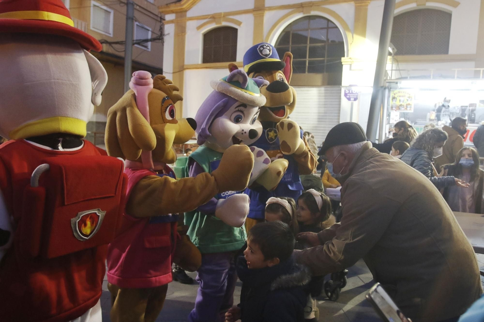 El encendido del espectacular alumbrado navideño de Puente Genil, en fotografías