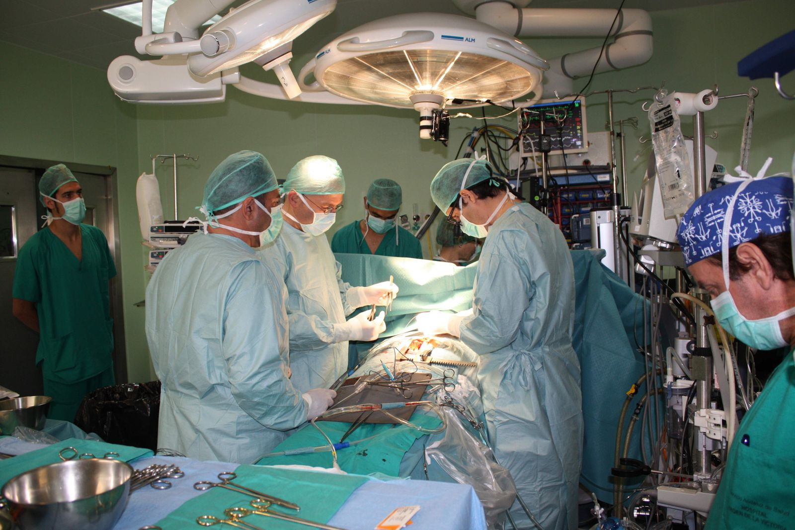 Cirujanos del Clínico durante una intervención en una imagen de archivo.