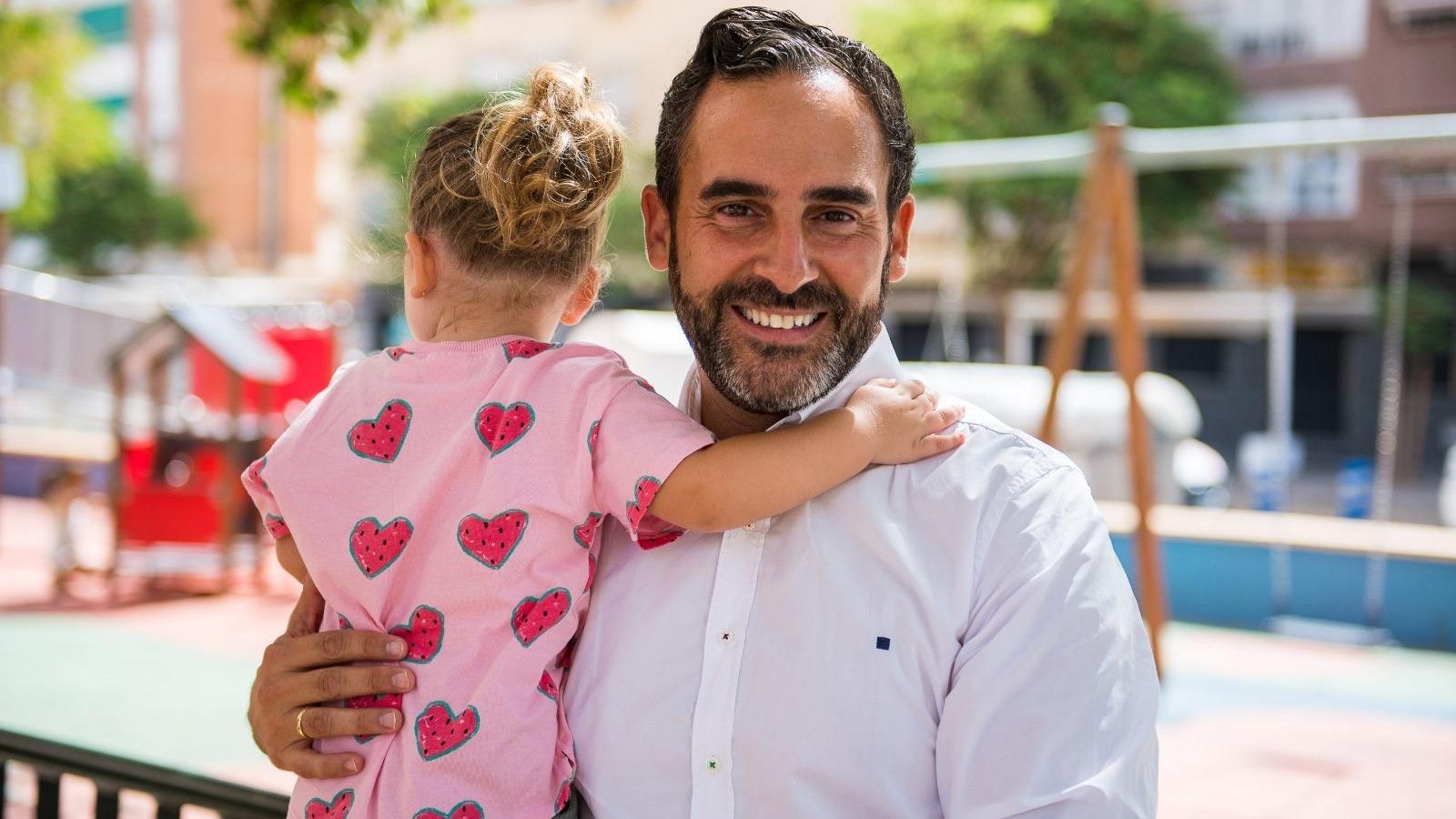 El portavoz socialista con su hija en Miraflores de los Ángeles.