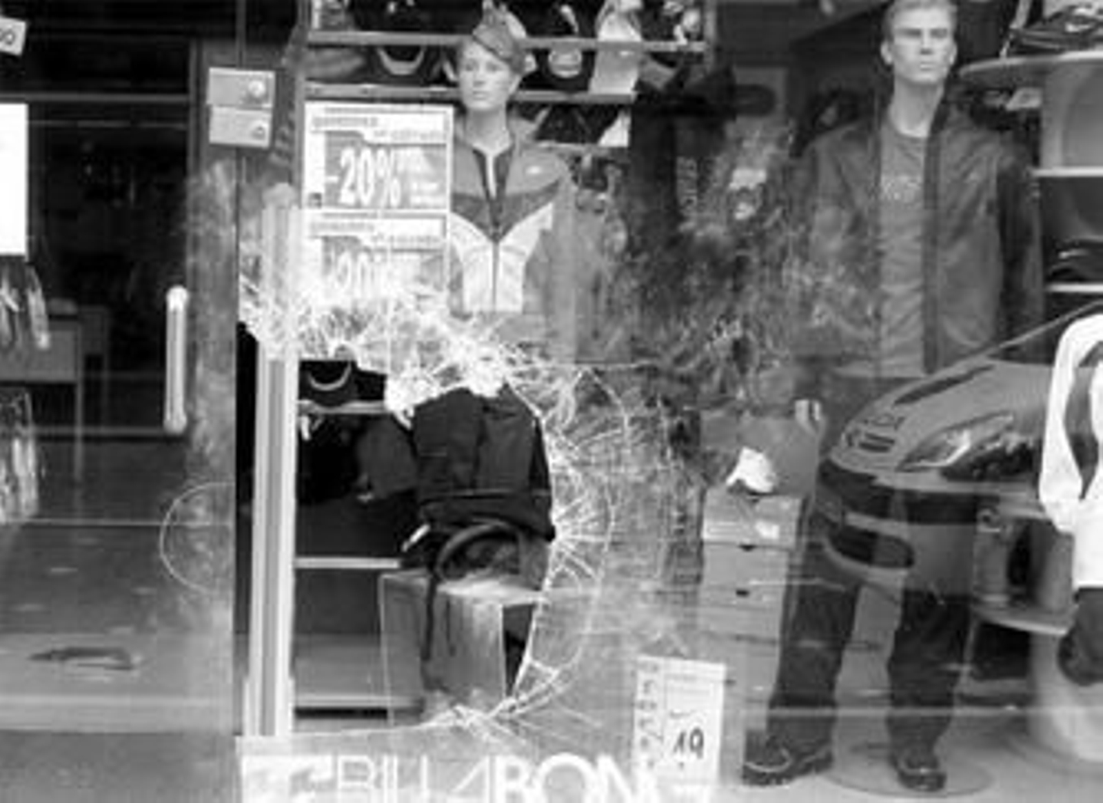 Instantánea del escaparate roto de la tienda de deportes de la calle Real.