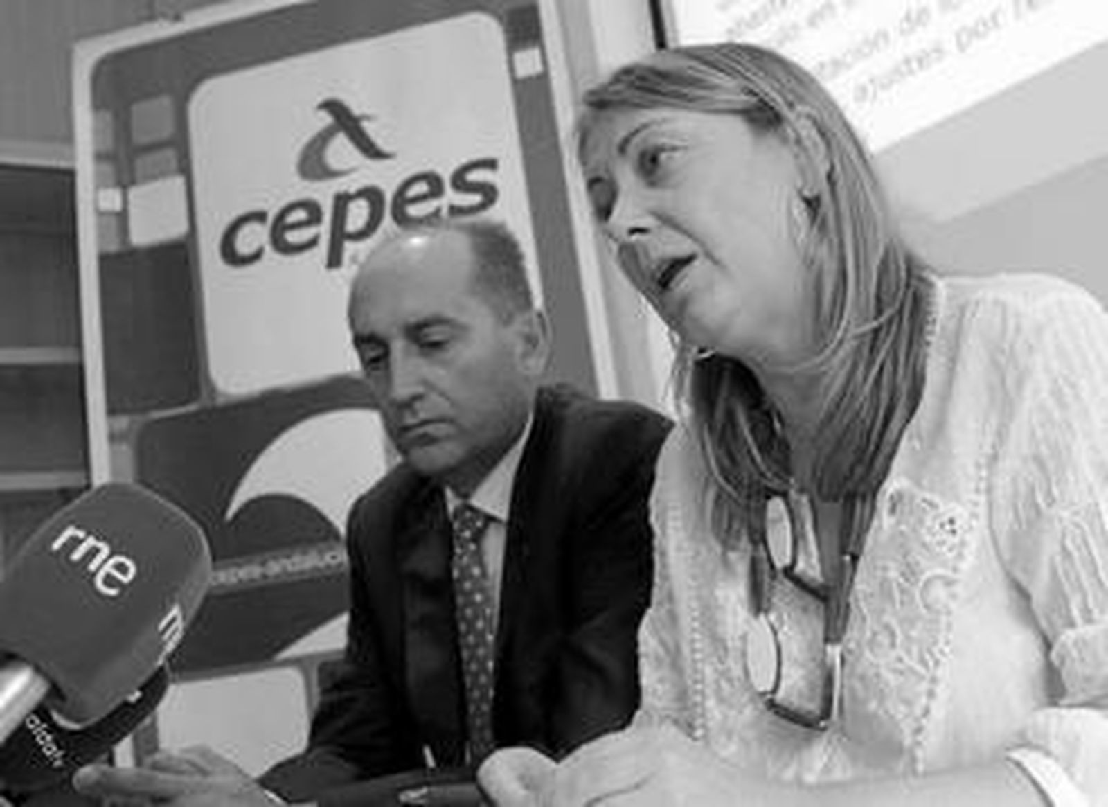 La concejal de Hacienda, Nieves Hernández, con el presidente del CES, Luis Ángel Hierro.