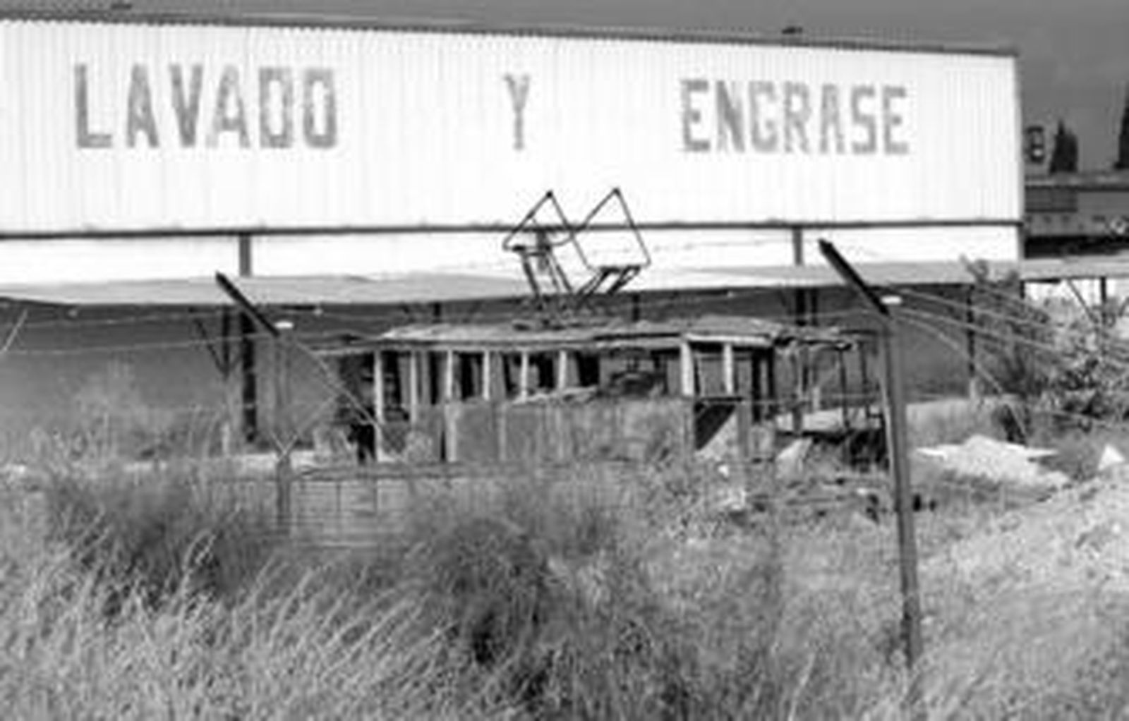 El coche motor y el remolque han estado abandonados en un solar cercano a Mercagranada.