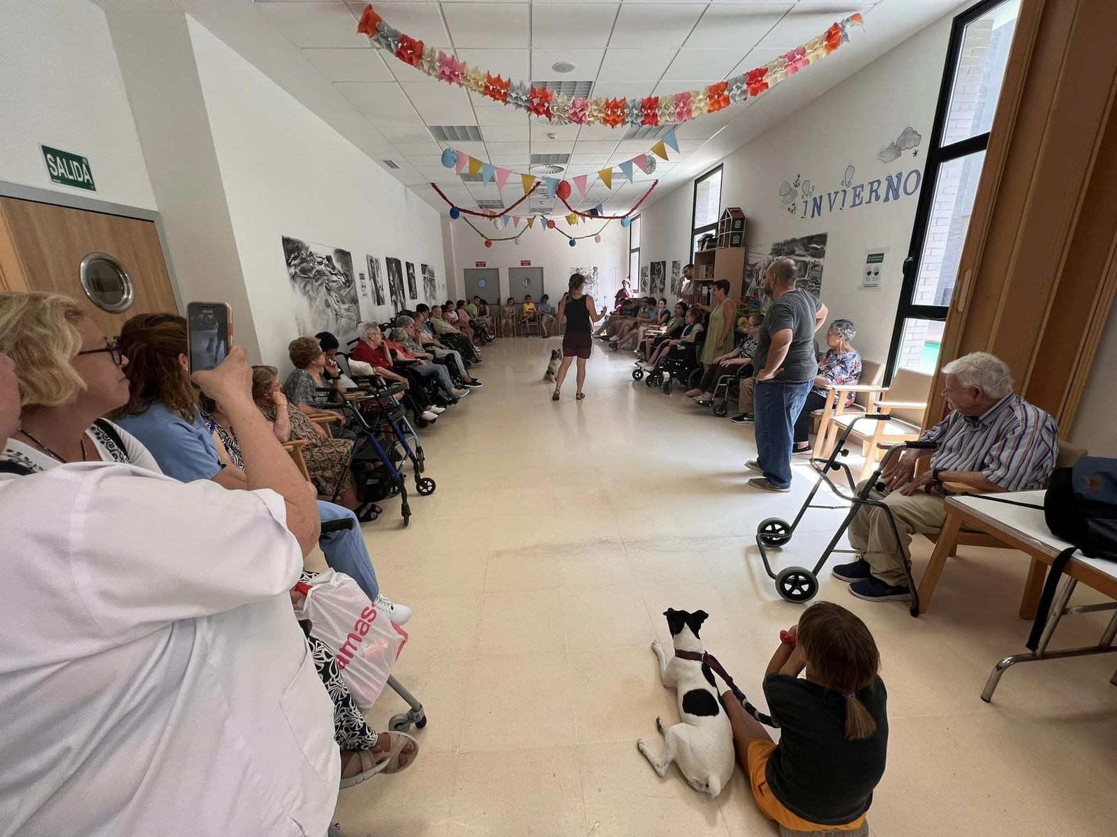 Exhibición canina para los mayores de le Residencia El Zapillo y para los niños y niñas de la escuela de verano de la Asociación de Personas con Discapacidad de Almería ANDA
