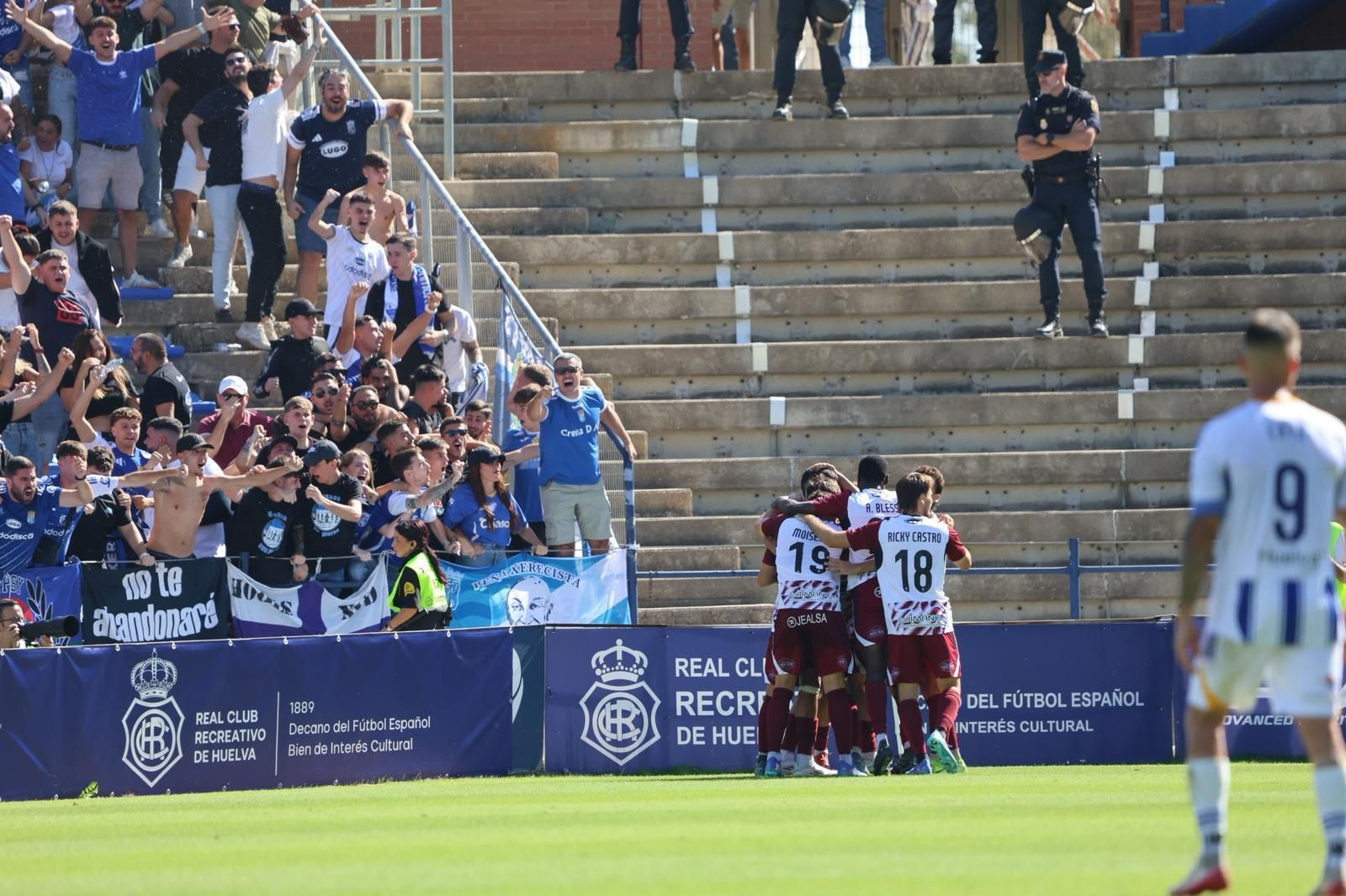 Los jugadores del Xerez CD celebran el 1-2 de Franco en el Fondo en el que estaban sus aficionados.