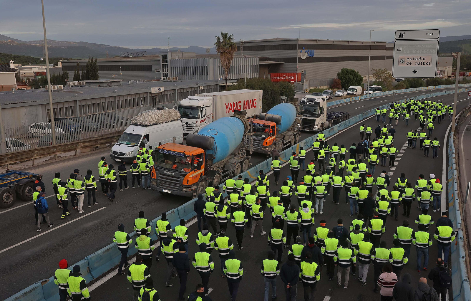 El nuevo corte de la A7 por los huelguistas de Acerinox, en imágenes