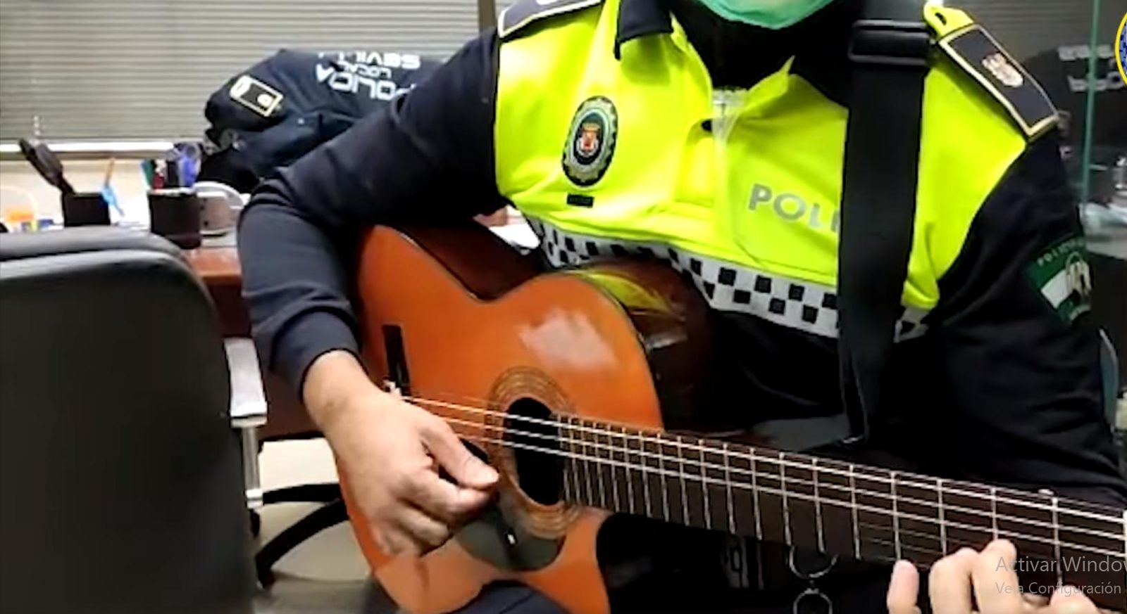 La Policía Local se "desnuda" y lanza una emotiva canción de ánimo a los sevillanos.