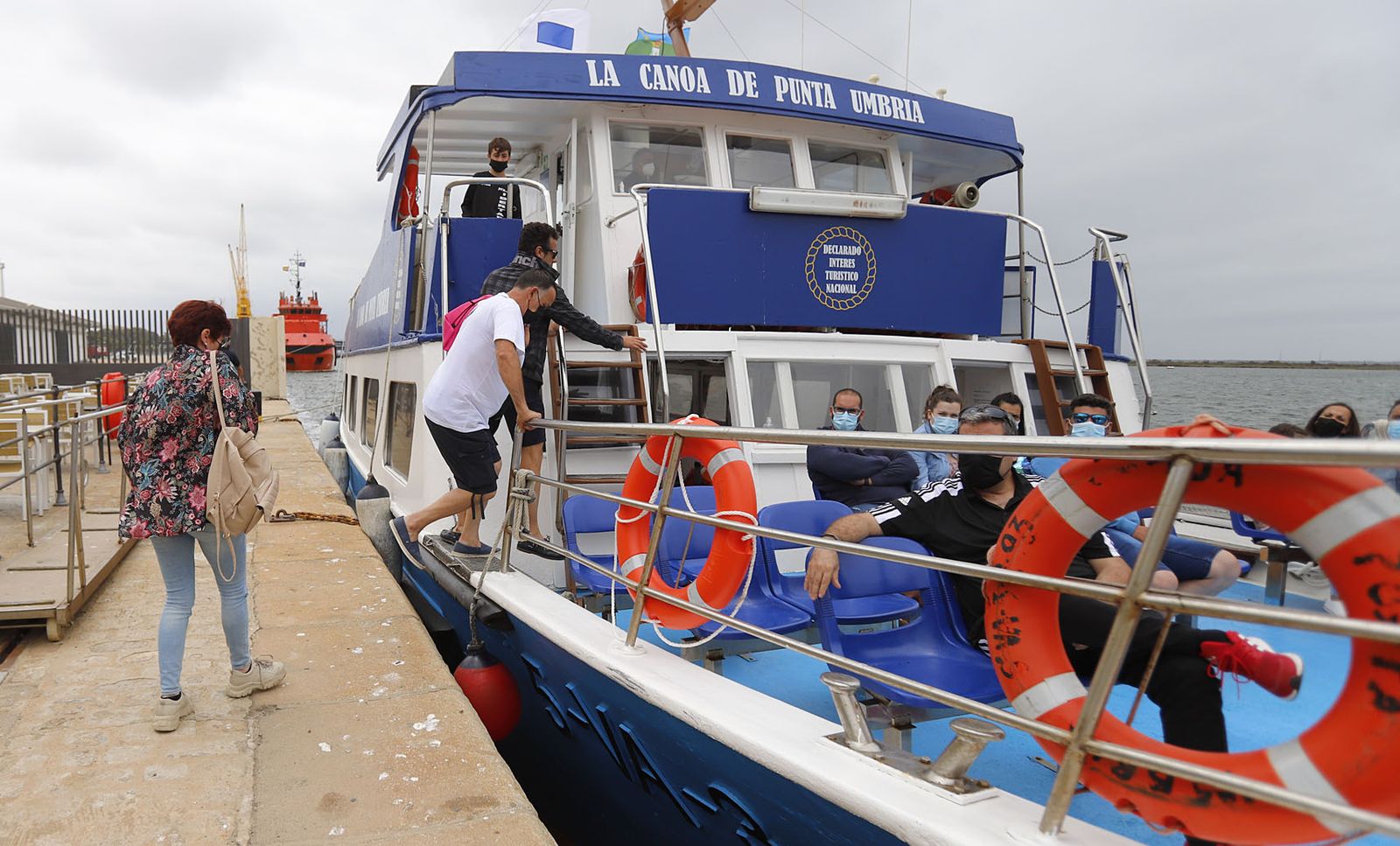 El servicio de canoas entre Punta Umbría y Huelva da el pistoletazo de salida este fin de semana