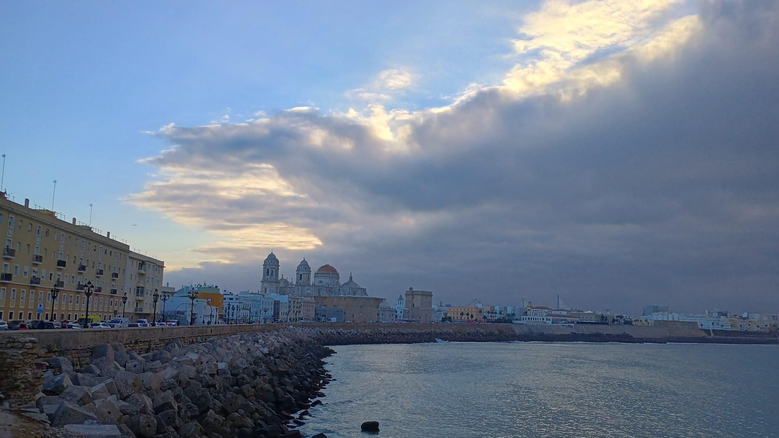 Las nubes entrando en Cádiz este miércoles 8 de octubre.