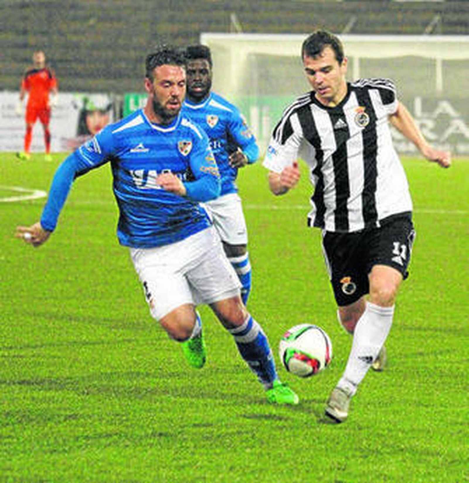 Bautista (i) corre junto a Espinar en el Balona-Linares disputado en el Municipal de La Línea.