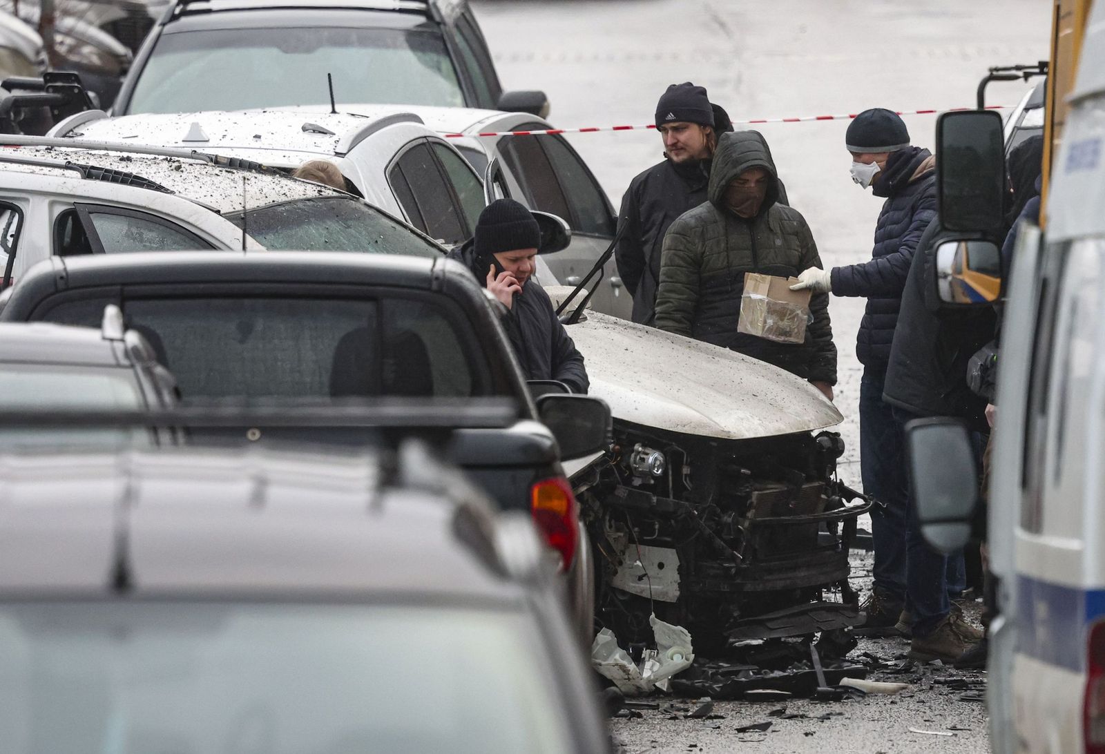 Investigadores rusos en el lugar del atentado en el que ha muerto el jefe de operaciones del Estado mayor ruso.