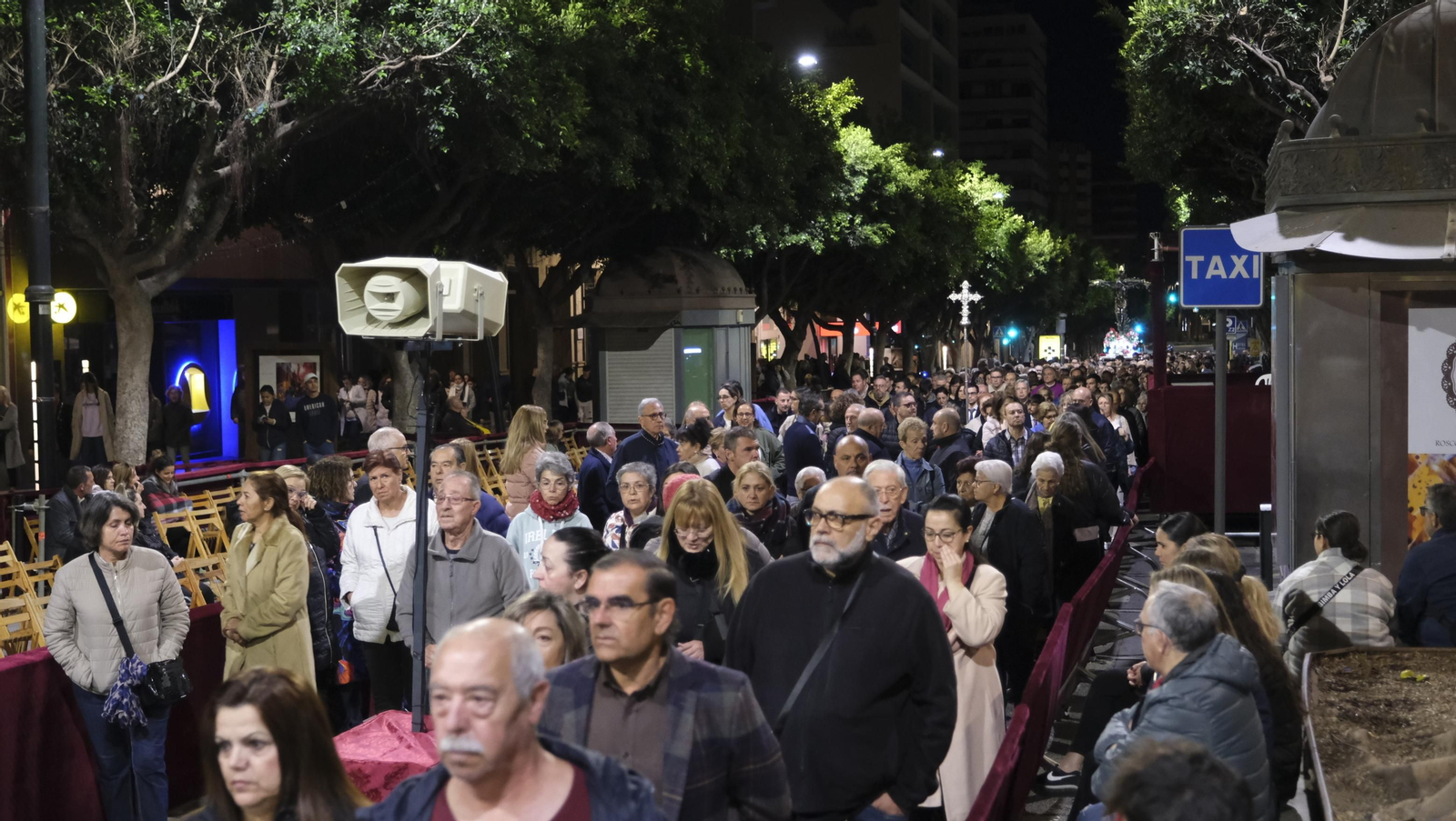 Procesión del Vía Crucis-Cristo de la Escucha en Almería, en imágenes