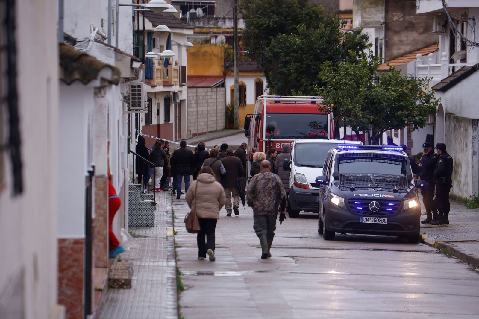 Los vecinos de Alcolea y de las parcelas de Guadalvalle siguen desalojando sus casas, en imágenes