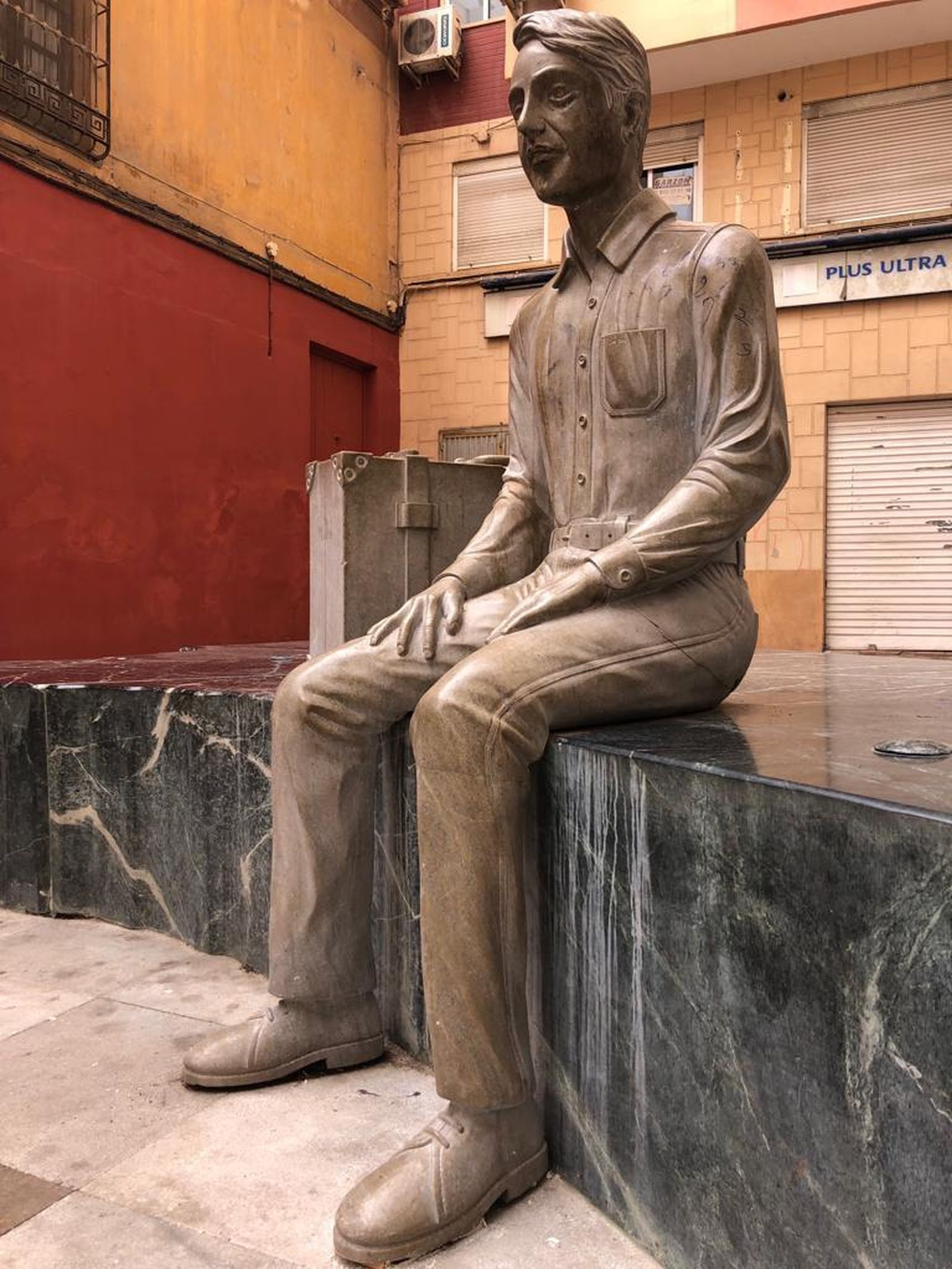 Escultura del Emigrante Retornado reparada