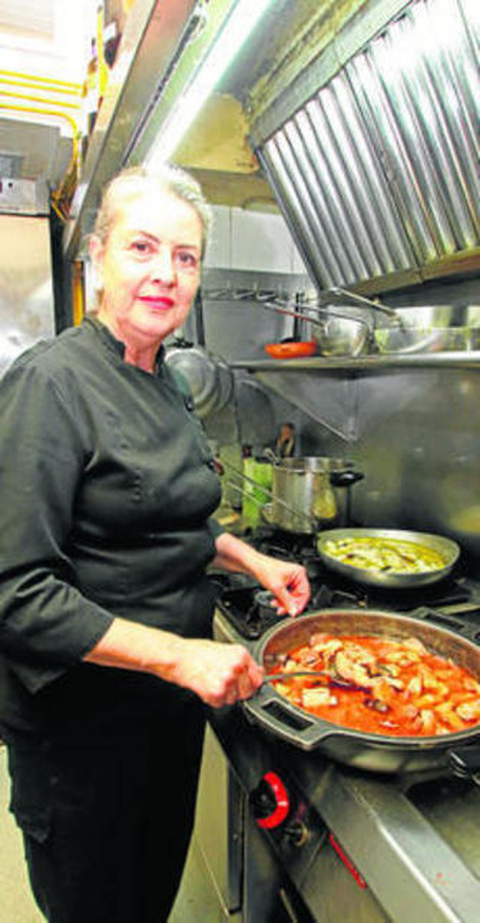 La chef Francisca Pérez preparando uno de los platos.