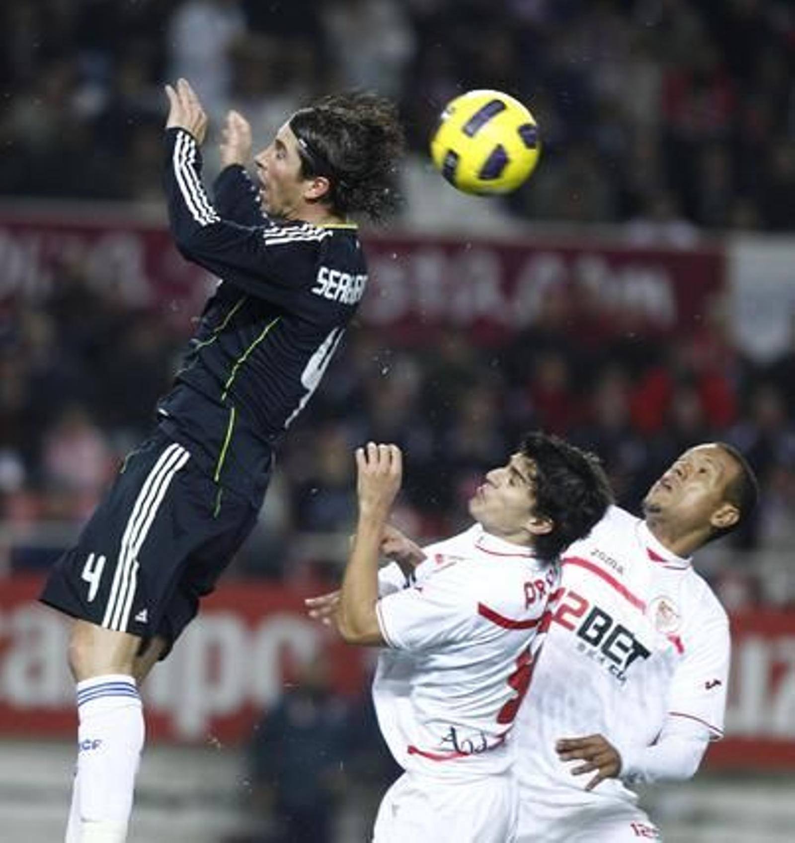 El Sevilla pierde 0-1 con el Real Madrid en la ida de las semifinales de la Copa del Rey. / Antonio Pizarro