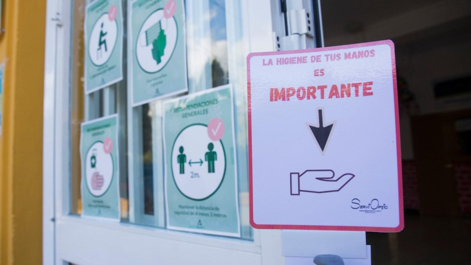 Carteles con medidas preventivas en el CEIP Domingo Lozano.