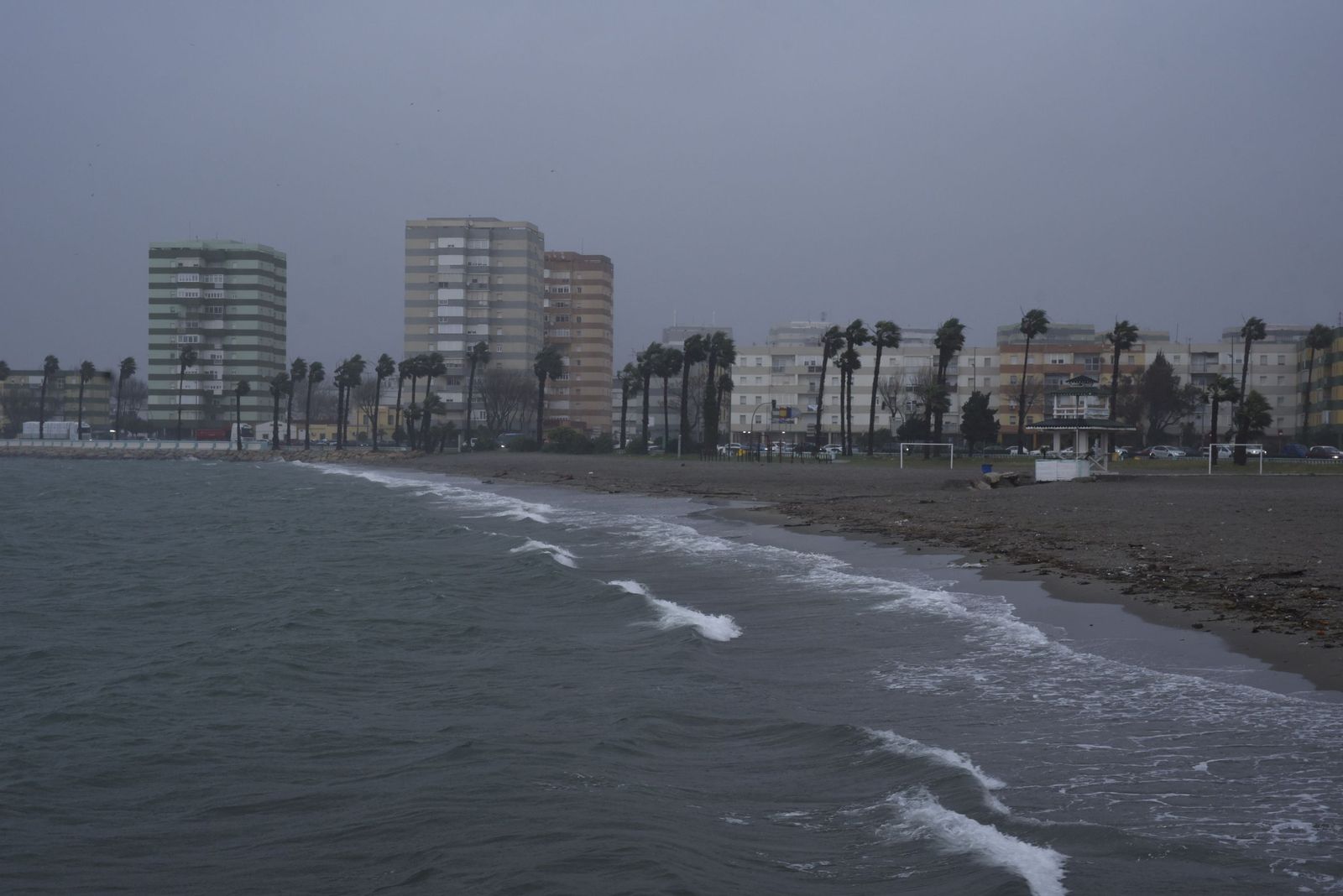Joseph se deja ver en La Línea: imágenes del temporal desde la costa