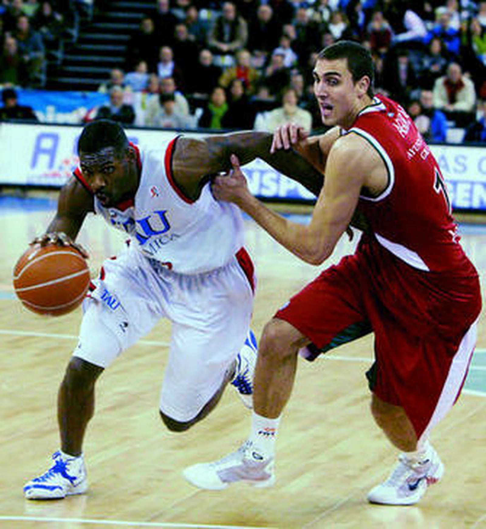 Mickeal decidió la victoria del Tau ante el Granada.