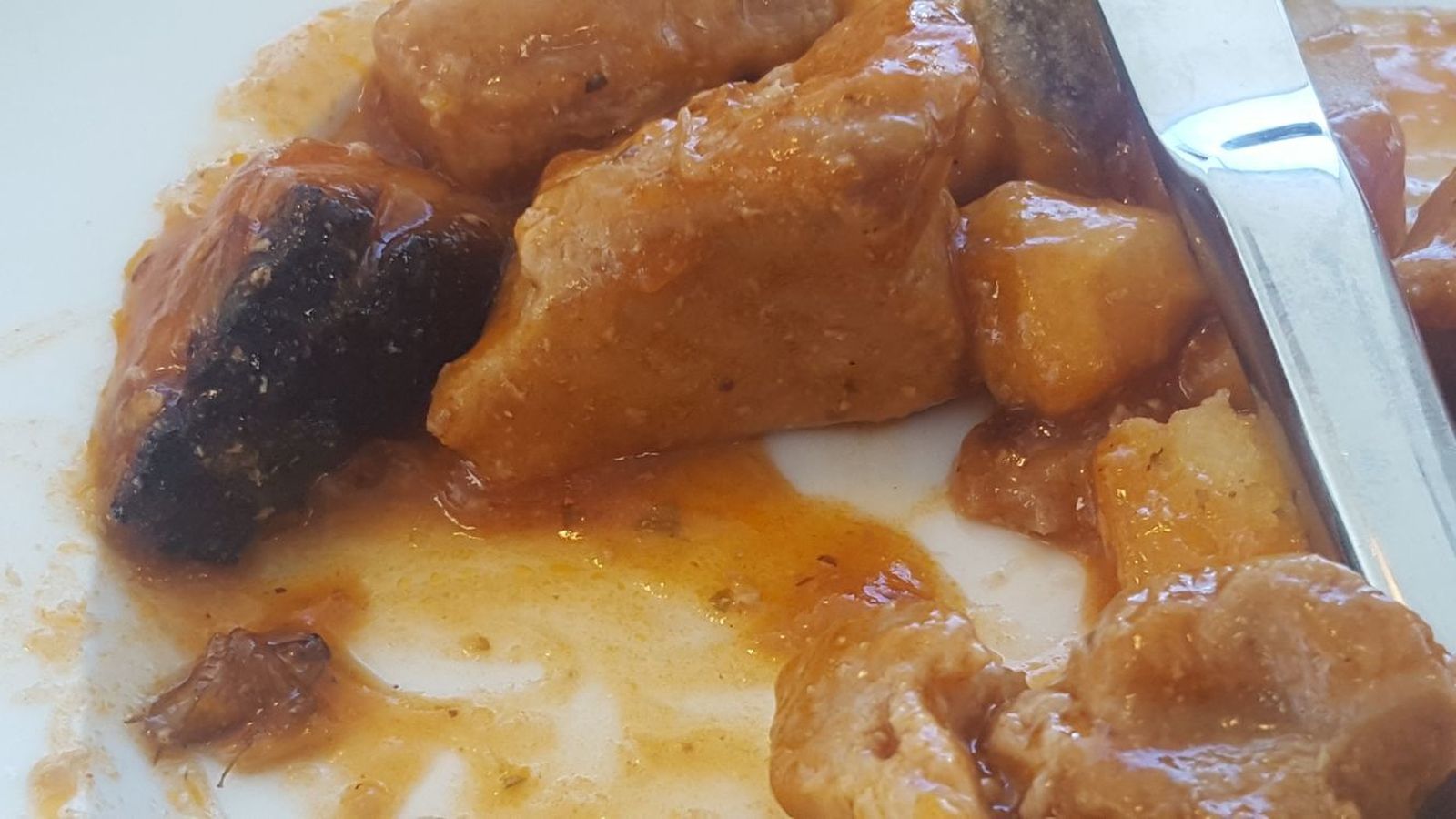 El insecto, en la parte izquierda del plato.