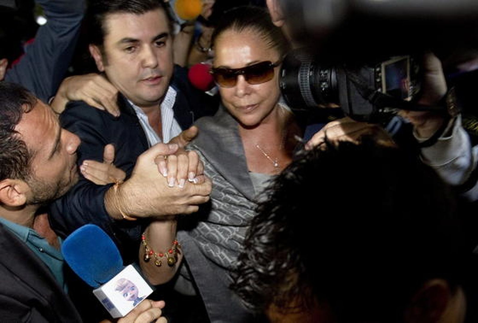 Isabel Pantoja levanta un revuelo mediático a su llegada a los juzgados de Marbella. / EFE