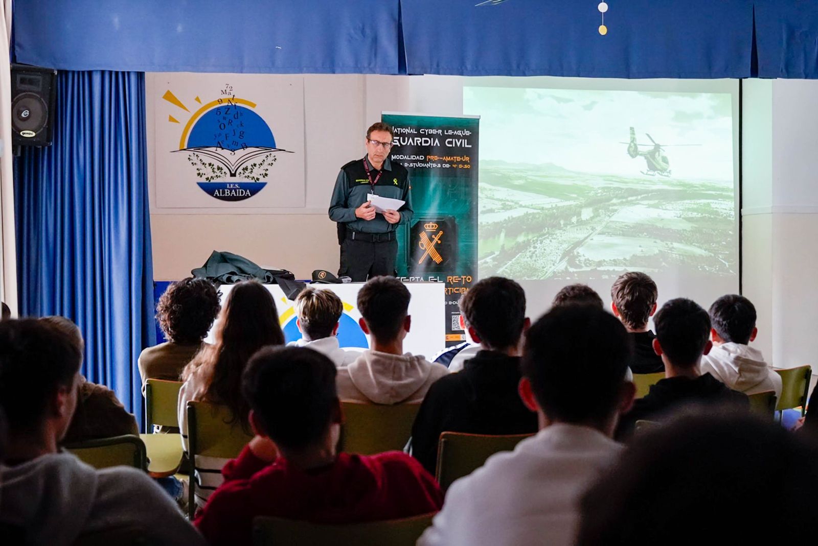 Las imágenes de la Ciberliga de la Guardia Civil en el IES Albaida