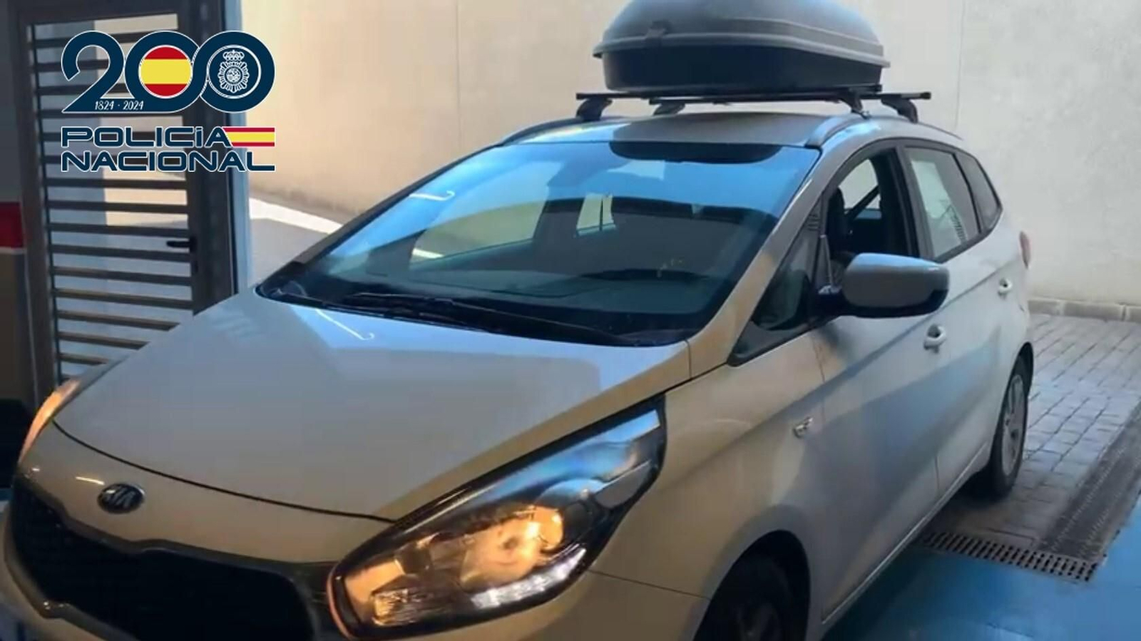 Un vecino entrando con su vehículo en un garaje de una urbanización de Jerez