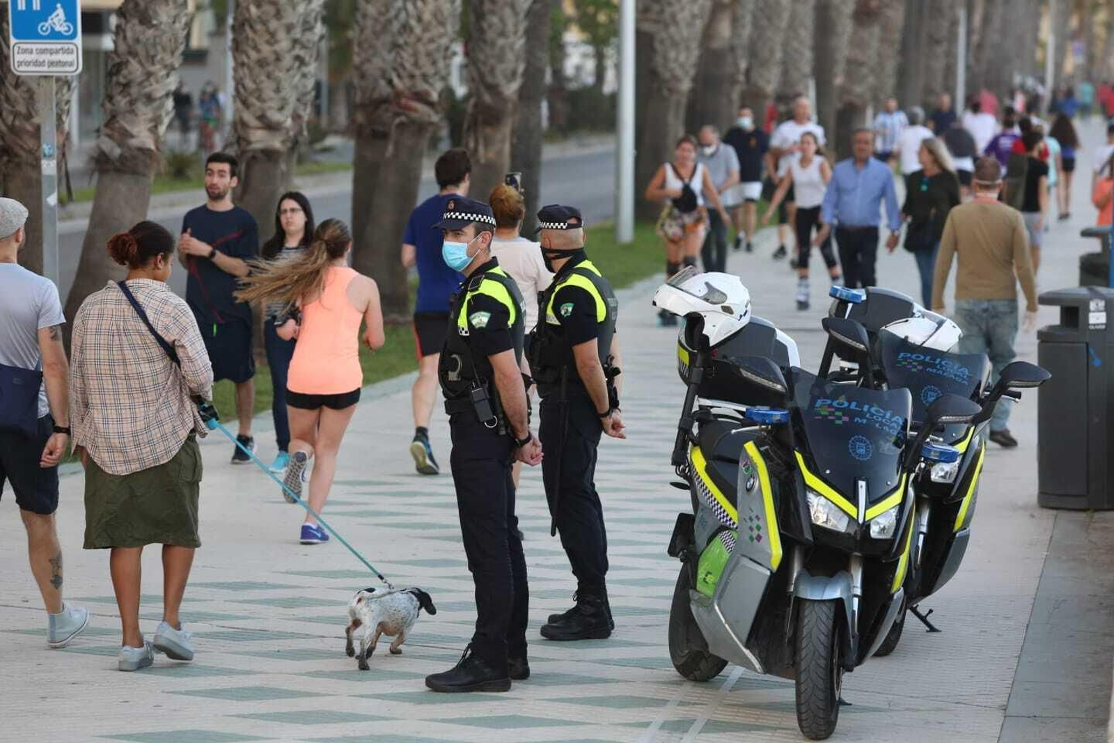 Personas pasean en Málaga capital.