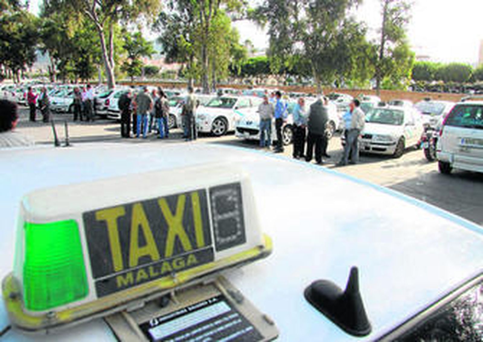 Taxistas concentrados, ayer, en la explanada del rastro de Martiricos.