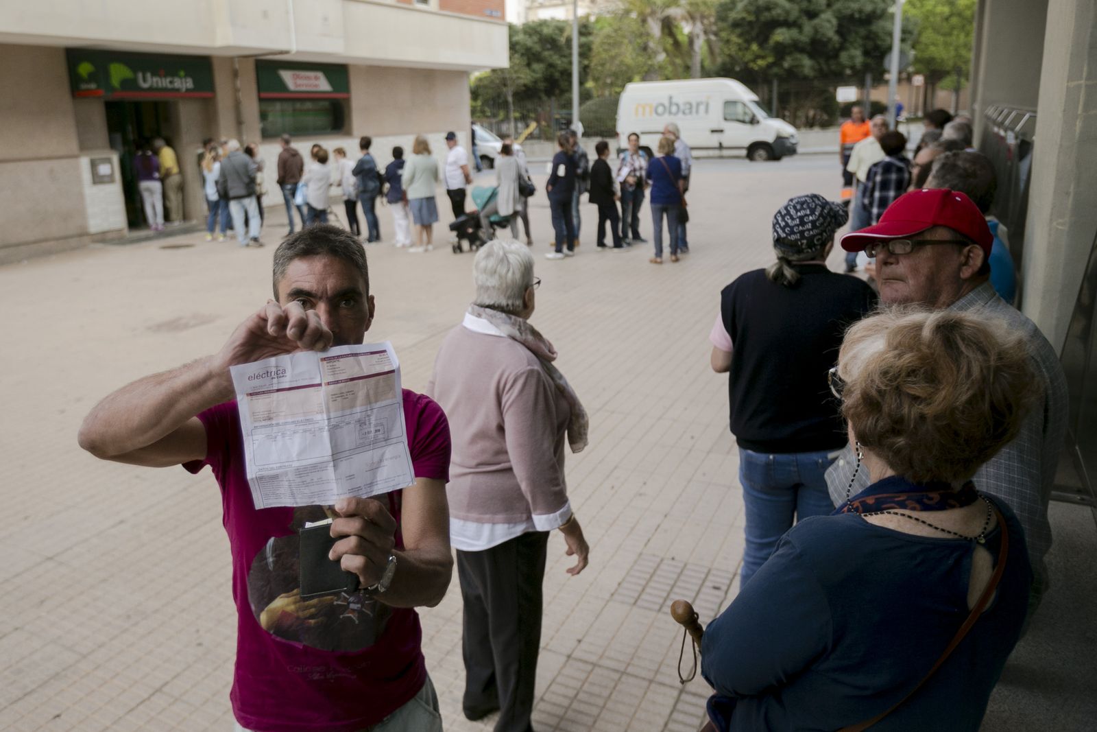 Cola ante una entidad bancaria cercana a Eléctrica de Cádiz por el mismo motivo, en una imagen de octubre de 2018.