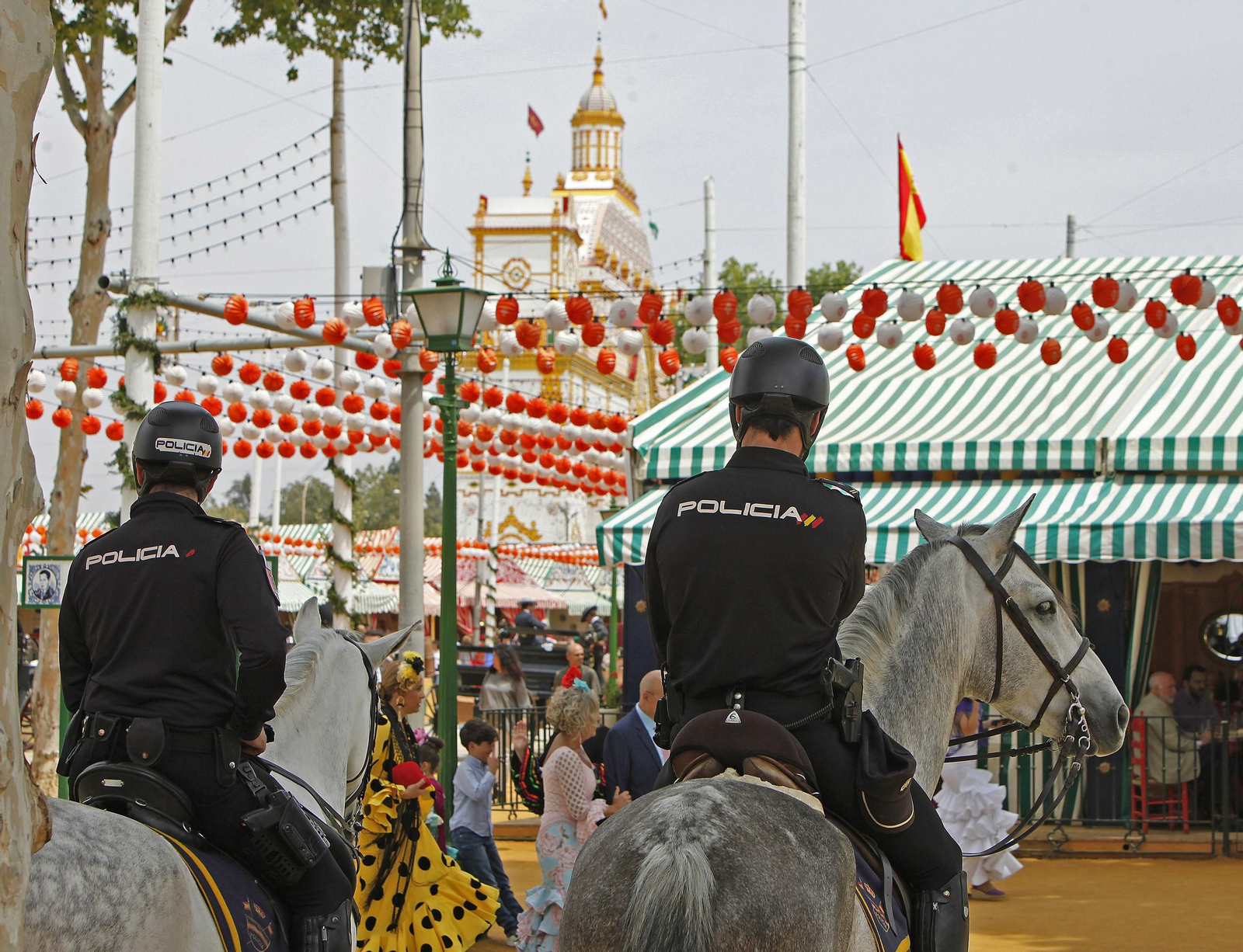 Policías nacionales a caballo en la Feria de Abril.