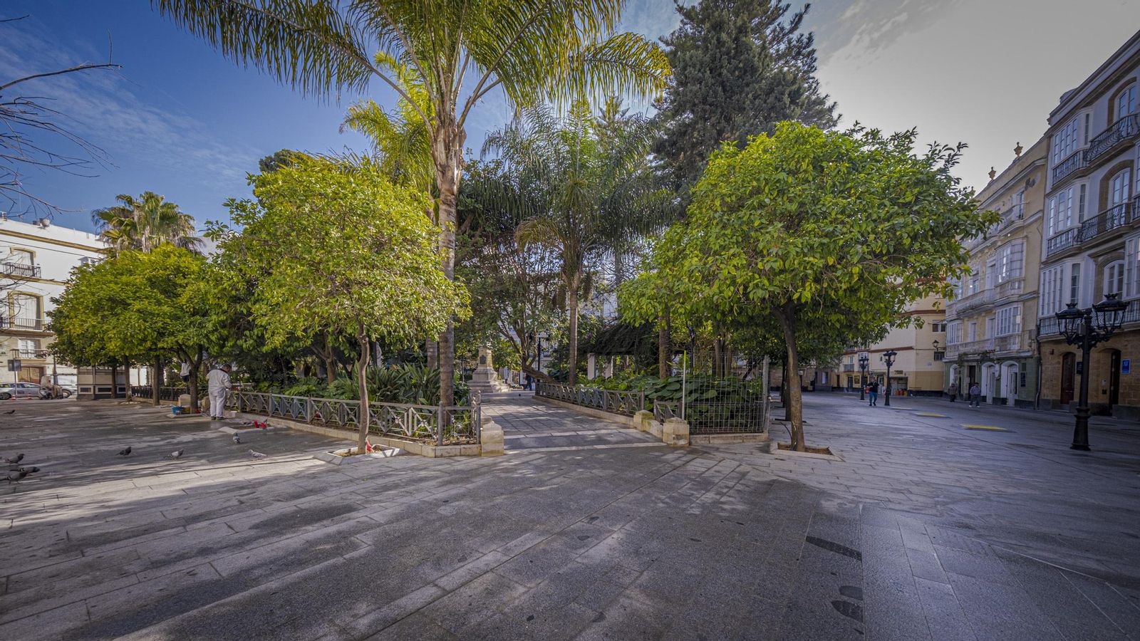 Otra perspectiva del espacio público desde la confluencia con la calle Sacramento.