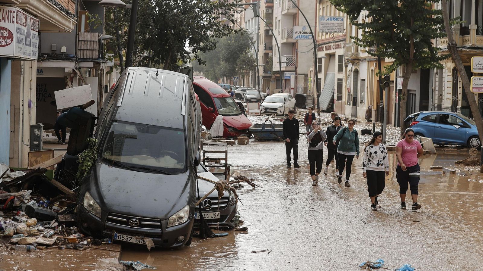 Así han quedado las calles de Valencia: desolación, barro y coches amontonados