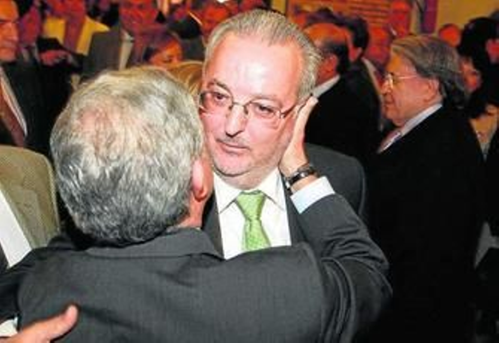 Fernández recibe una felicitación en la toma de posesión como presidente del vino, en noviembre de 2010.