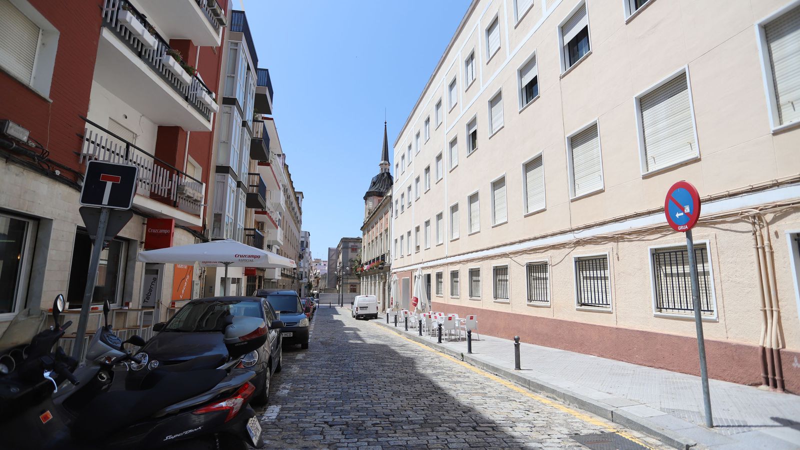 La calle Cardenal Cisneros, situada en un lateral del Ayuntamiento de Huelva.