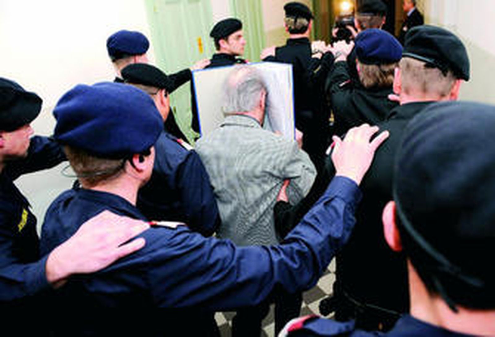 Josef Fritzl abandona la sala del juicio escoltado por la Policía.