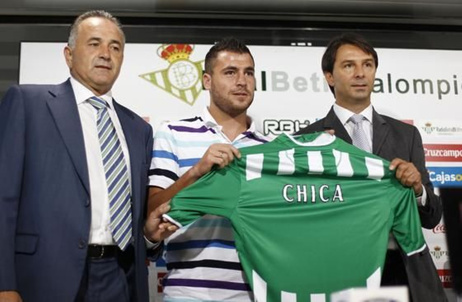 Presentación del nuevo jugador bético, Javier Chica.

Foto: Antonio Pizarro