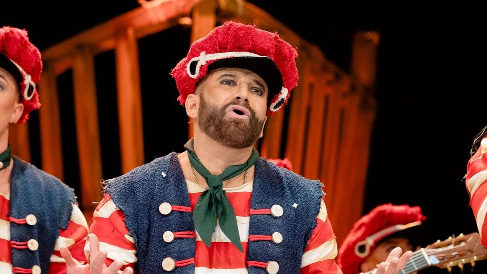 Nene Cheza cantando con su comparsa en las preliminares.