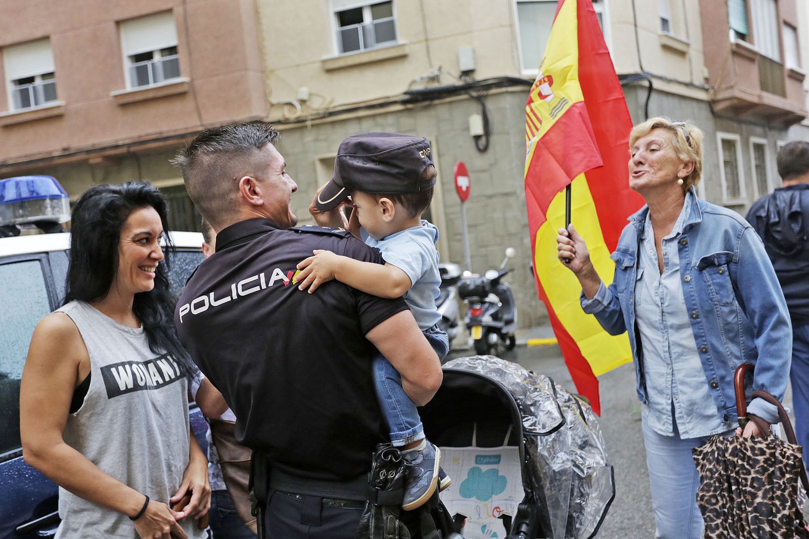 Un agente se despide de sus familiares el día de su partida hacia Cataluña.