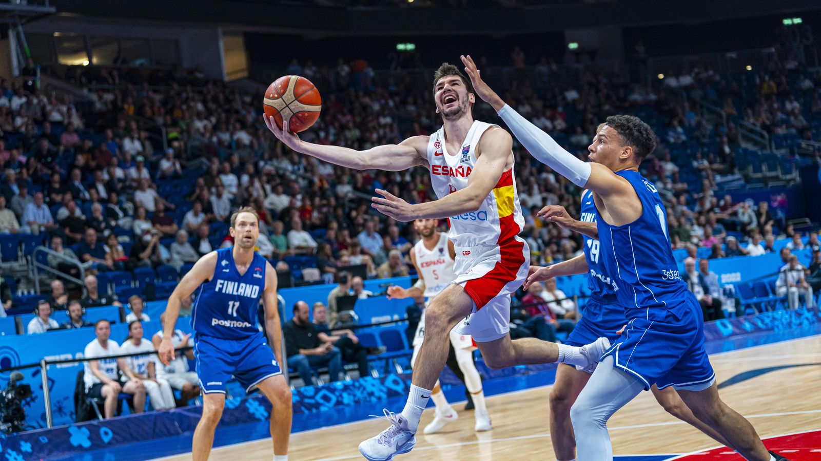 Darío Brizuela ataca la canasta.