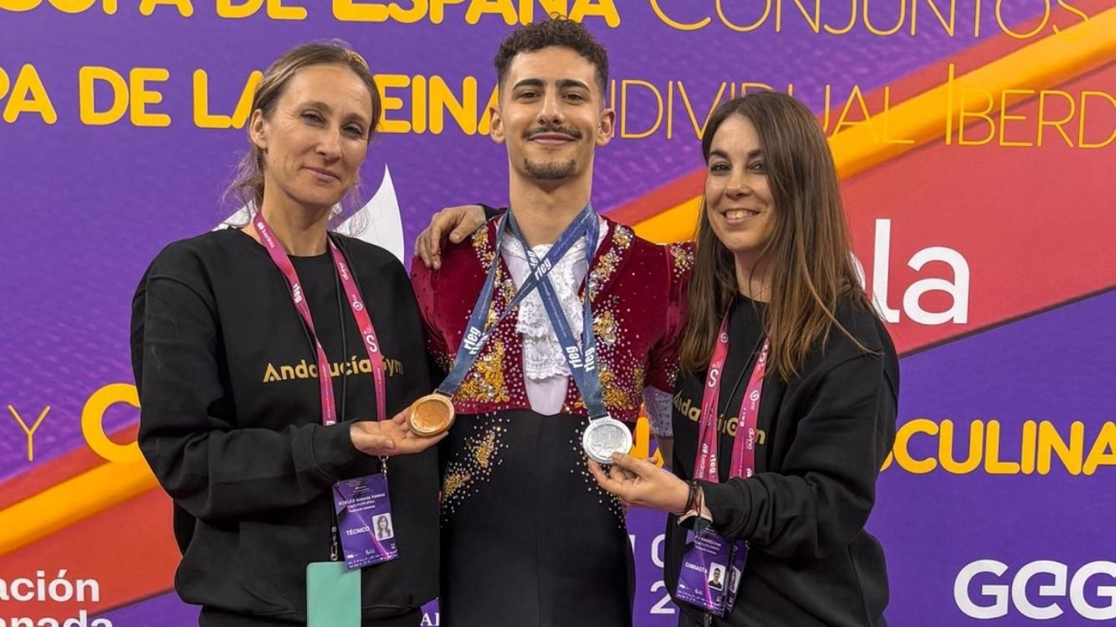 Iván Fernández posa con las dos medallas conseguidas.