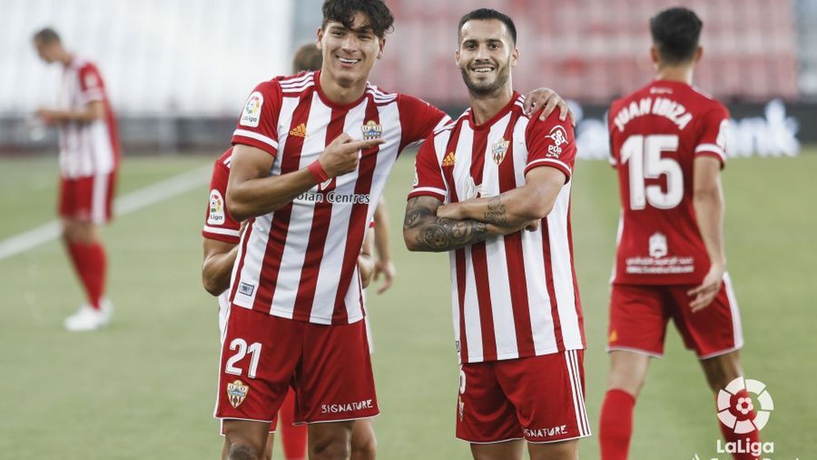 Darwin celebra con Lazo el 1-0, su tanto número 14