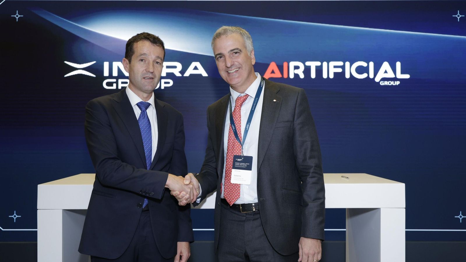 El presidente de Indra, Ángel Escribano, y el consejero delegado de Airtificial, Guillermo Fernández de Peñaranda, en una foto de archivo