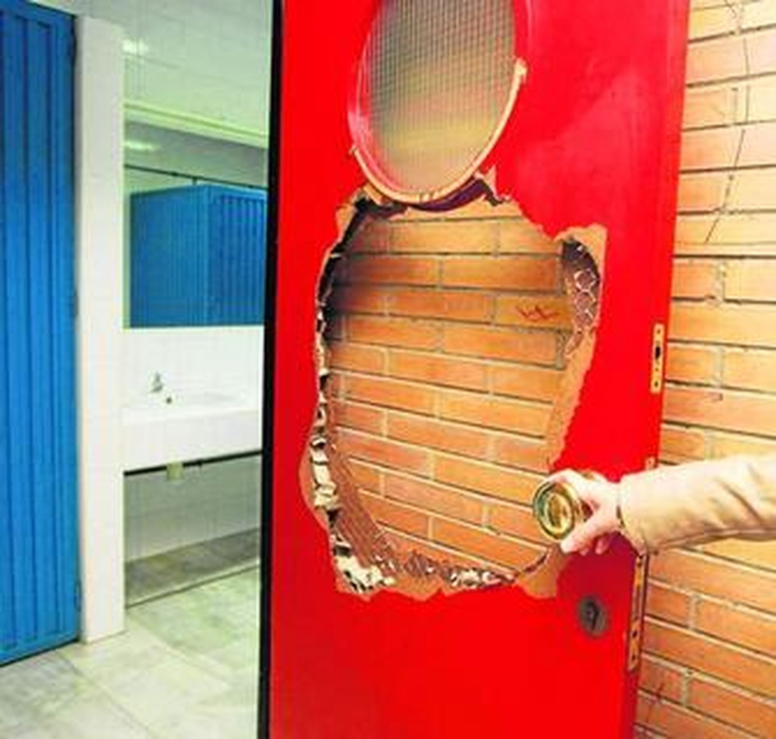 Uno de los desperfectos que han tenido que arreglar los colectivos de ambos centros.