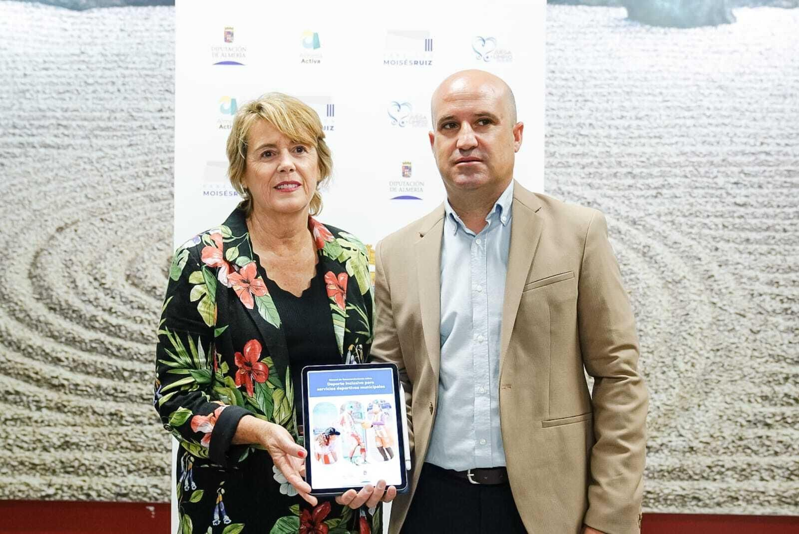 José Antonio García e Isabel Guirado, de A toda vela, posan con el 'Manual del deporte inclusivo'.