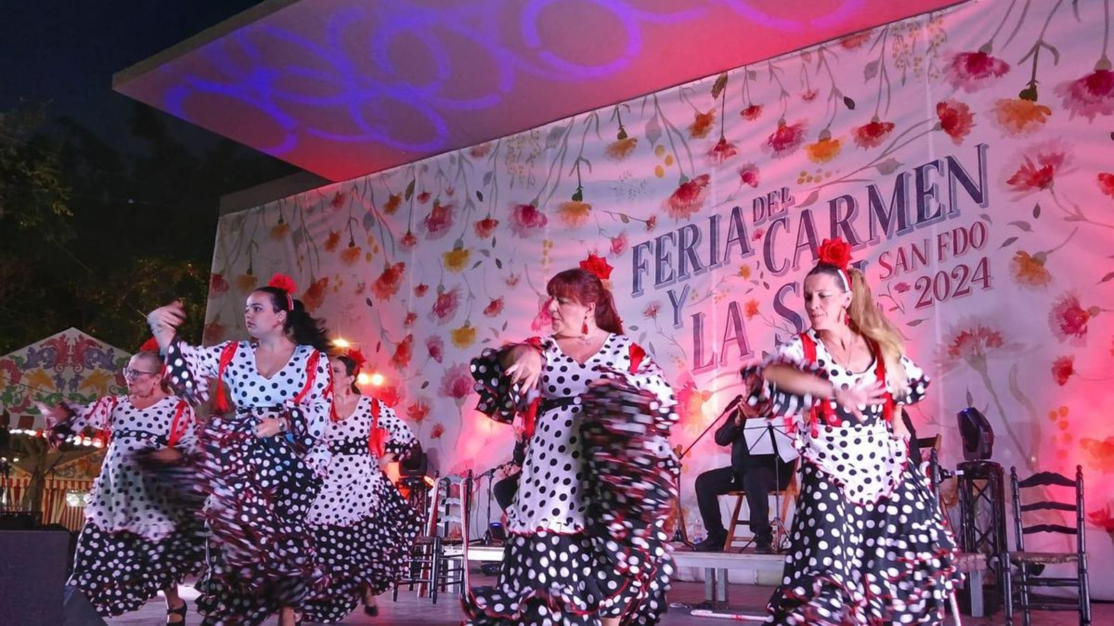 Actuación de la academia de baile flamenco Embrujo.