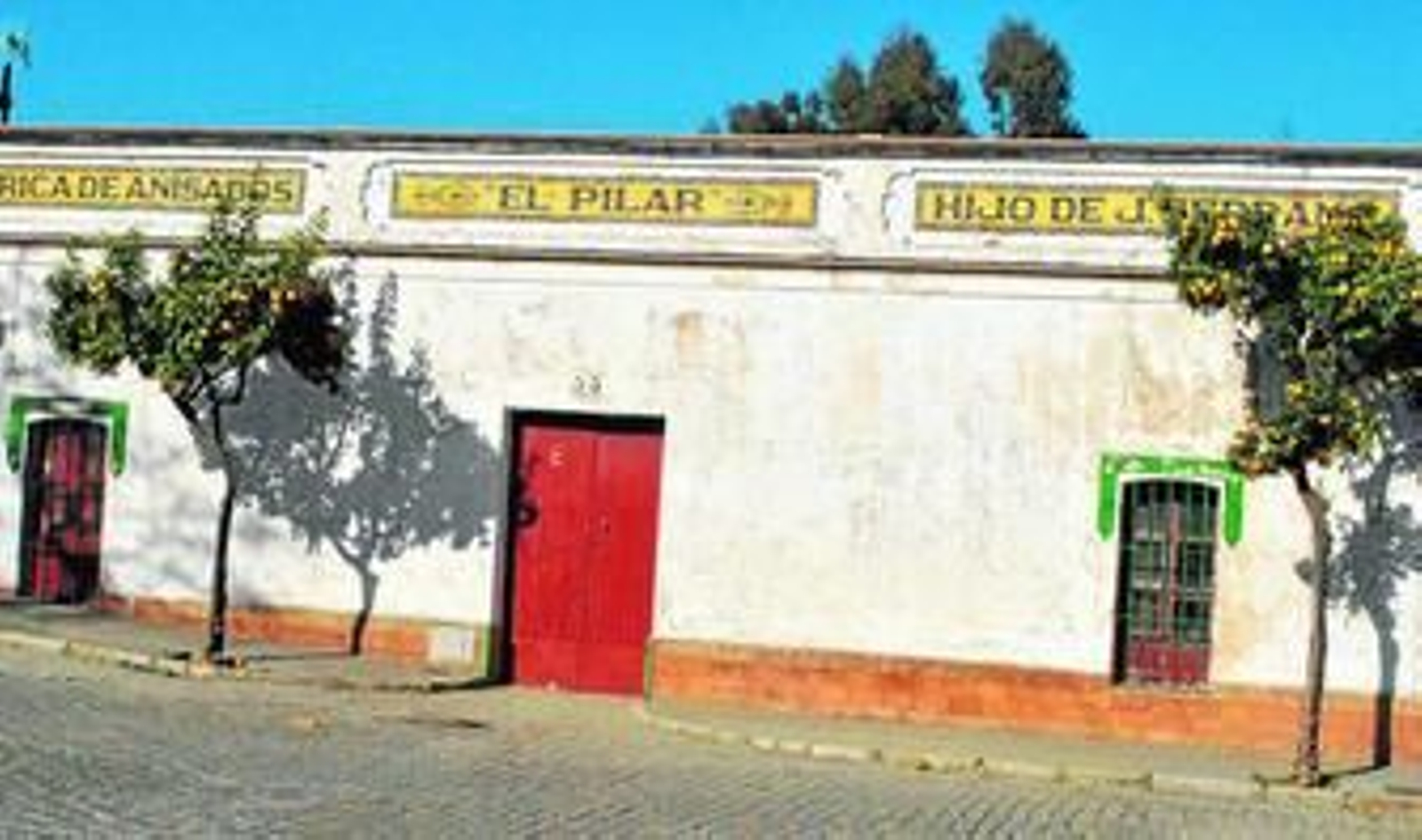 Edificio de la antigua fábrica de aguardientes El Pilar.