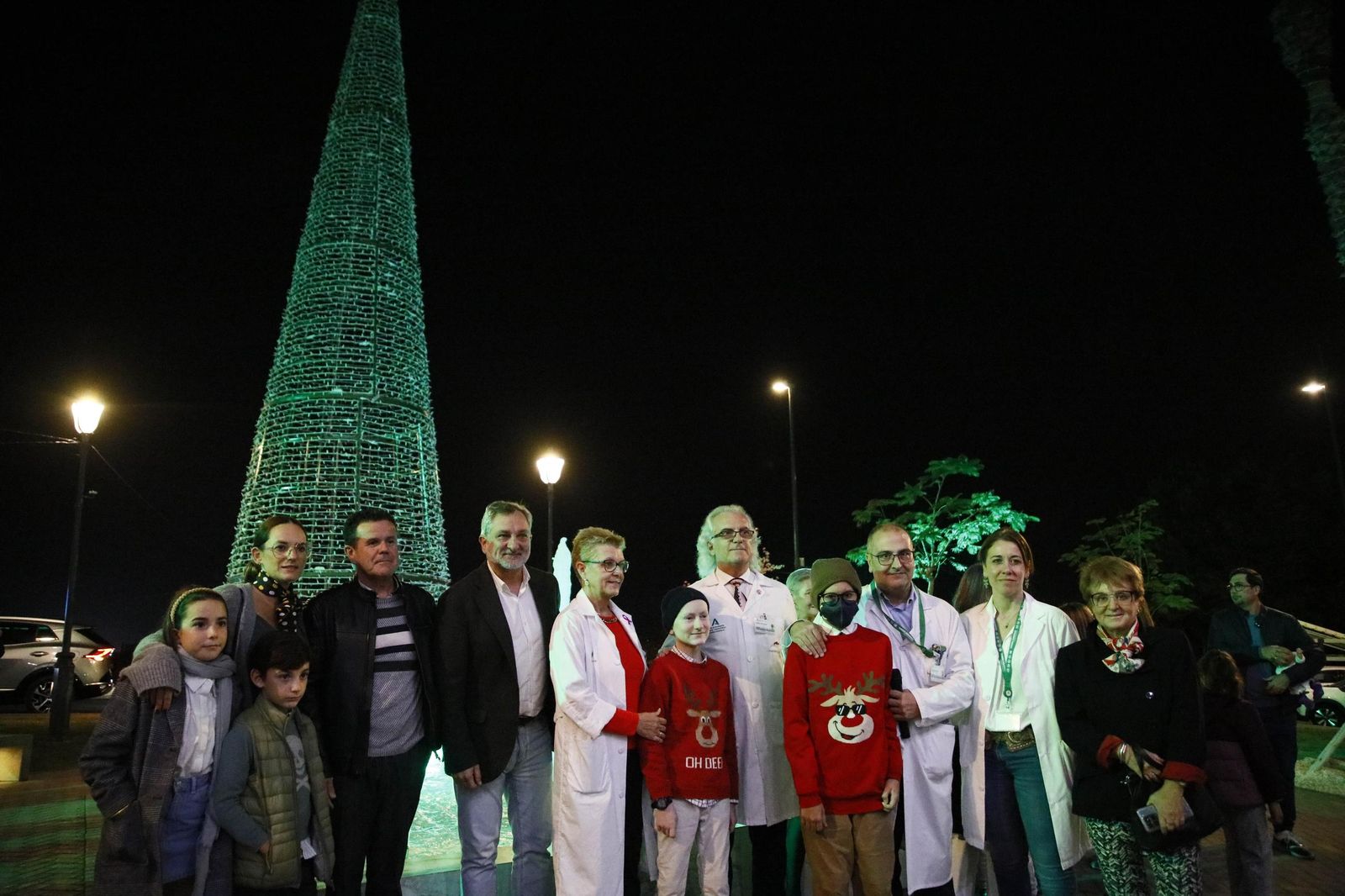Las imágenes del encendido de la iluminación navideña en el Hospital Torrecárdenas de Almería