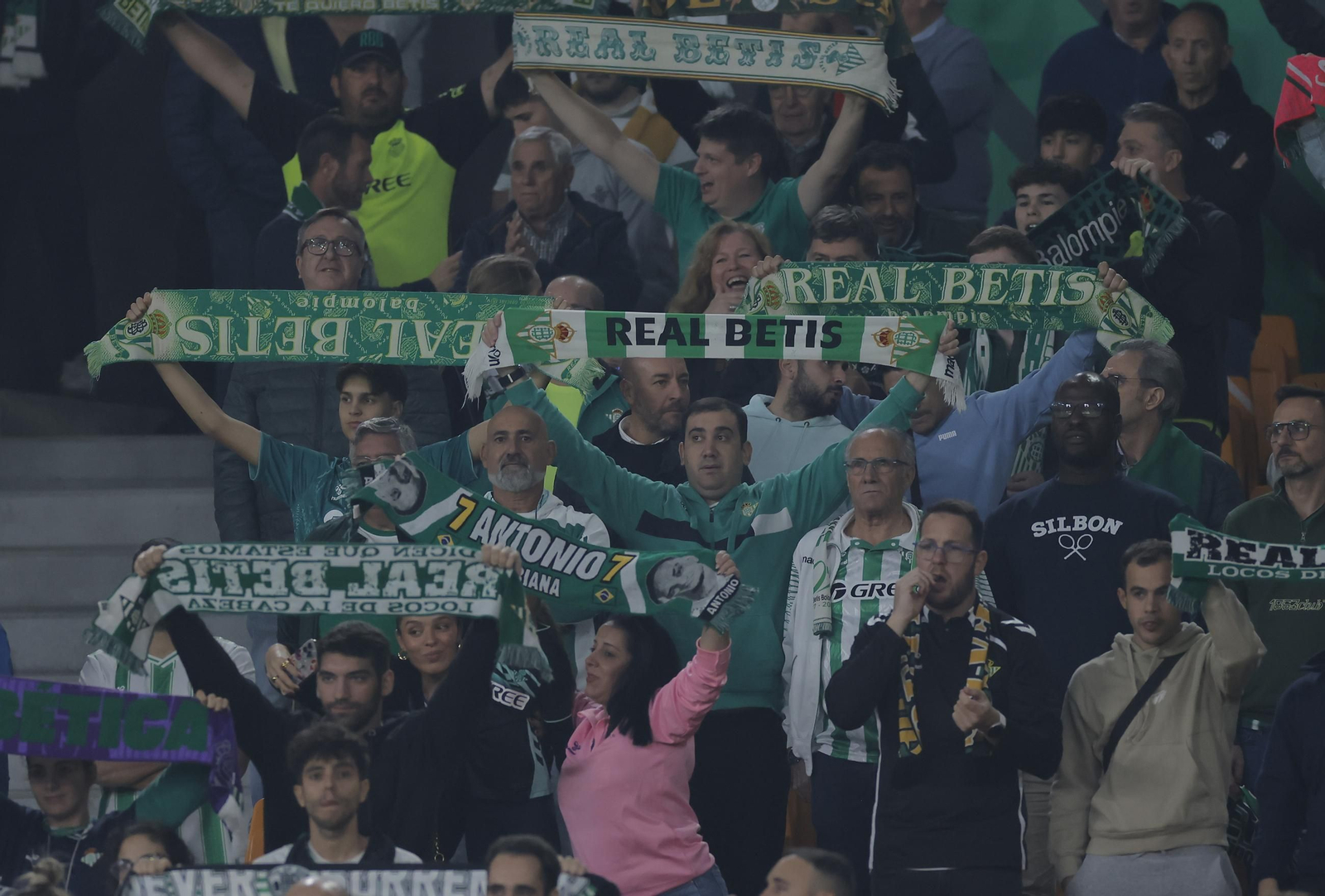 Búscate en las fotos del Betis - Olympique Lyonnais